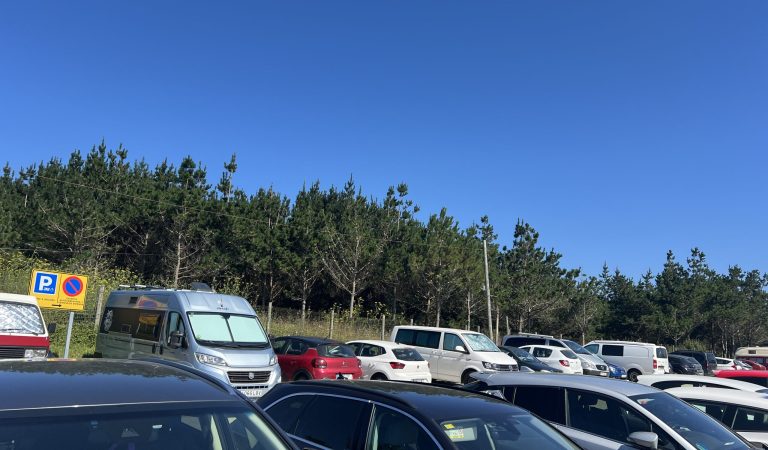 Polémica Caravanas y coches en aparcamientos de las playas