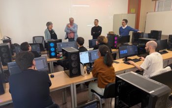 Visita al aula en la  ue se imparten las clases del máster en Deseño, Desenvolvemento e Comercialización de Videoxogos, situada en la Escola Politécnica de Enxeñaría de Ferrol (EPEF)