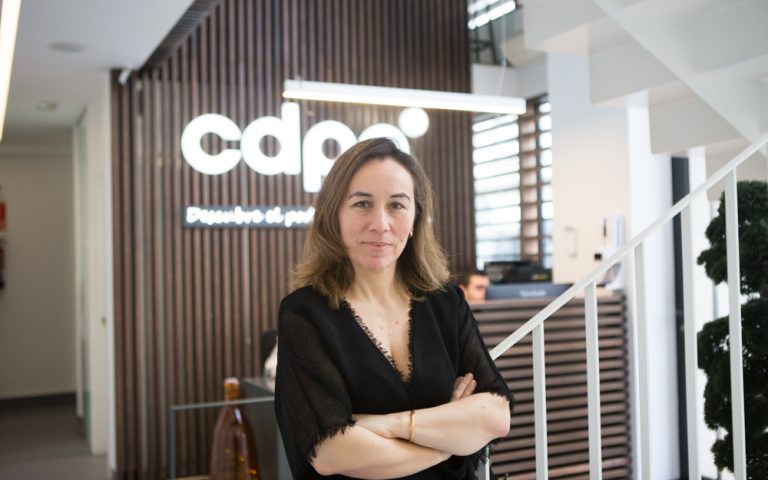 Patricia Aneiros en su clínica dental en Ferrol