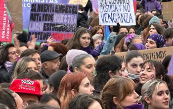 Mujeres y adolescentes manifestándose durante el 8M