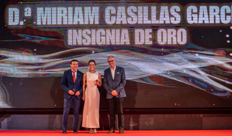 Insignia oro Miriam Casillas