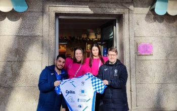 Iván Rumbo, jugador de O Parrulo junto a dos trabajadoras del patrocinador del equipo, Bicos Doces y el entrenador Gallego
