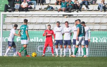 Jugadores del Racing en una falta contra el Eibar foto Ferrol360