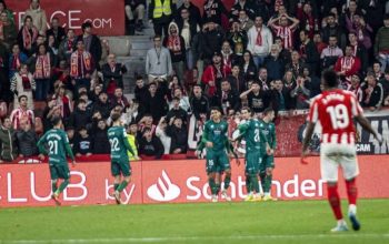 Los jugadores del Racing celebran uno de los goles en El Molinón