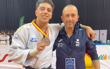 Mario Tenreiro y su entrenador Alberto Castro con la medalla de bronce