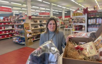Marta Vázquez, gerente de la cooperativa do Val, en el supermercado do Val
