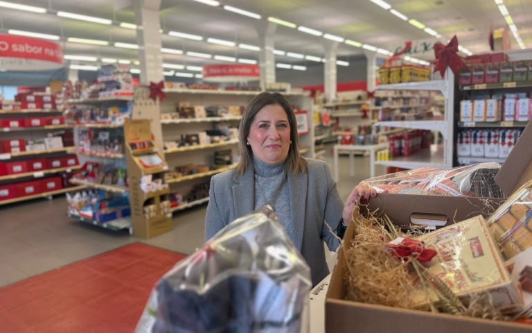 Marta Vázquez, gerente de la cooperativa do Val, en el supermercado do Val