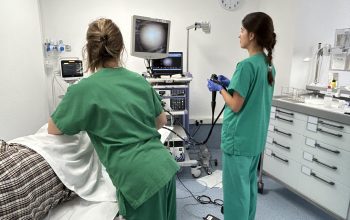 Nova sala cinco de endoscopias con profesinais realizando proba 07 02 26