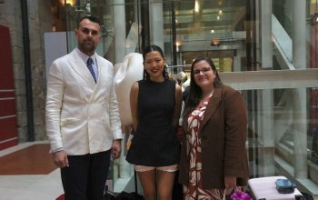 Claudia Jiang  con Esperanza Vázquez y Alberto Hermida, delegados de ANDE en Galicia