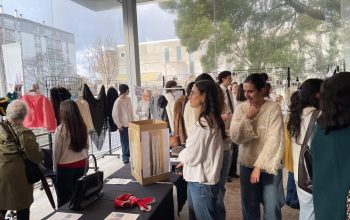 Alumnas del Campus Industrial de Ferrol en el desfile de la moda de nuestros abuelos