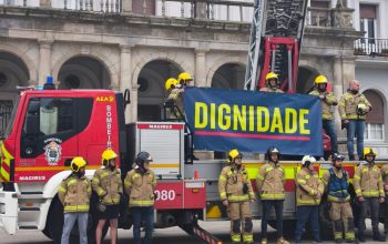 Concentración de bomberos tras el incendio del jueves