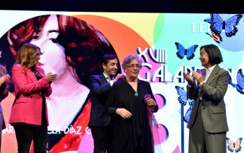 María Manuel recibe el galardón del 8M