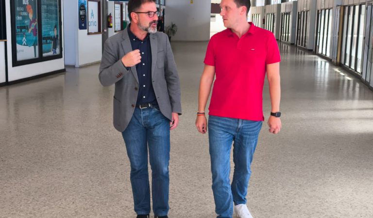 Ángel Mato y Aitor Bouza en la estación de buses de Ferrol