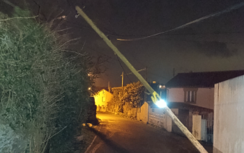 Poste de teléfono caído en Cobas
