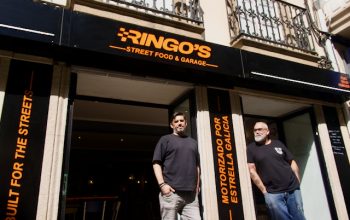 Diego Fernández y Fernando Mascaró en la puerta del nuevo local RINGO´S 98 en el cantón de Molíns