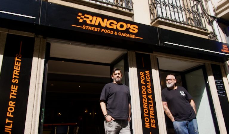 Diego Fernández y Fernando Mascaró en la puerta del nuevo local RINGO´S 98 en el cantón de Molíns