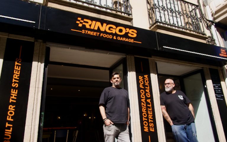 RINGO´S 2 Diego Fernández y Fernando Mascaró en la puerta del nuevo local RINGO´S 98 en el cantón de Molíns
