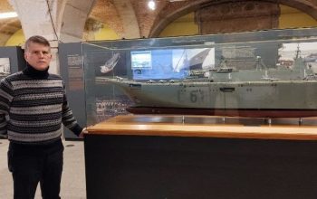 Rafael Suárez ante la maqueta del buque Juan Carlos I, al que tiene un especial cariño