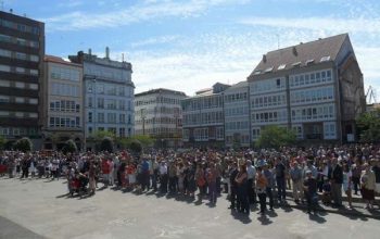 Concentración en la Plaza de Armas en apoyo a las víctimas y familiares del accidente ferroviario de Santiago de Compostela
