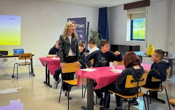 Martina Aneiros con escolares del CPR San Rosendo.