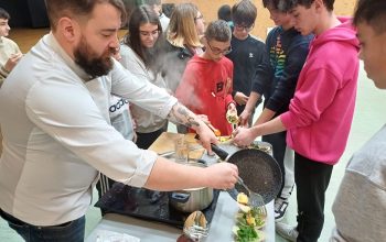 Estudiantes de San Sadurniño en taller de cocina