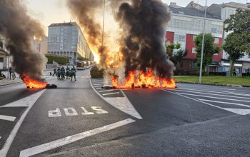 Quema de neumáticos en una manifestación de Navantia en la avenida de Esteiro