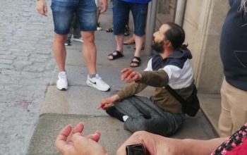 «El Piojo» esperando a la ambulancia