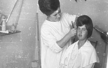 Una peluquera atendiendo a una clienta, fotografia de Serafín «cazolitos»