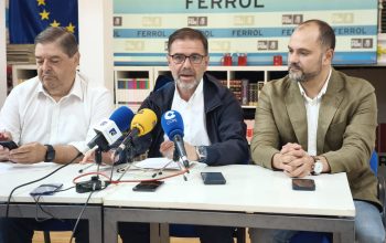 Ángel Mato, Julio Abalde y Bernardo Fernández, durante la rueda de prensa en Ferrol tras el rechazo en el Parlamento a la propuesta socialista para crear un clúster gallego de la industria de defensa.