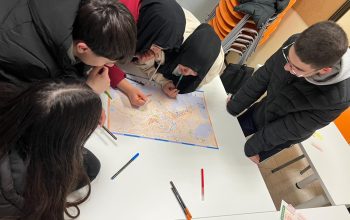 Grupo de jóvenes contra la soledad no deseada juvenil