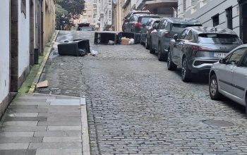 El temporal hace volar contenedores junto al Bla Bla Café