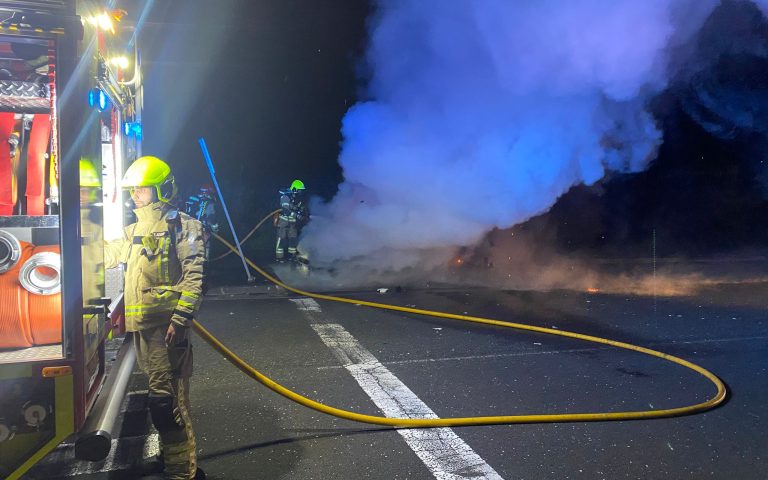 Coche calcinado en Río do Pozo ( cedida por SPEIS)