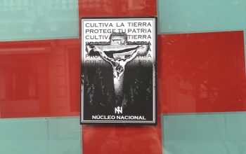 Pegatinas fascistas aparecidas en la sede de la Cruz Roja en Ferrol
