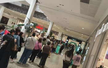 Colas por la apertura de la tienda Normal en Odeón