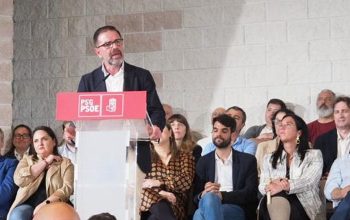 angel mato en un acto de campaña