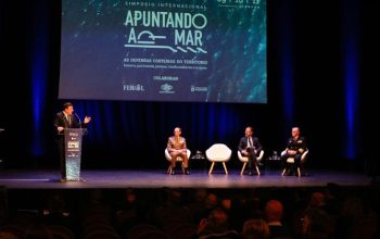 apuntando ao mar