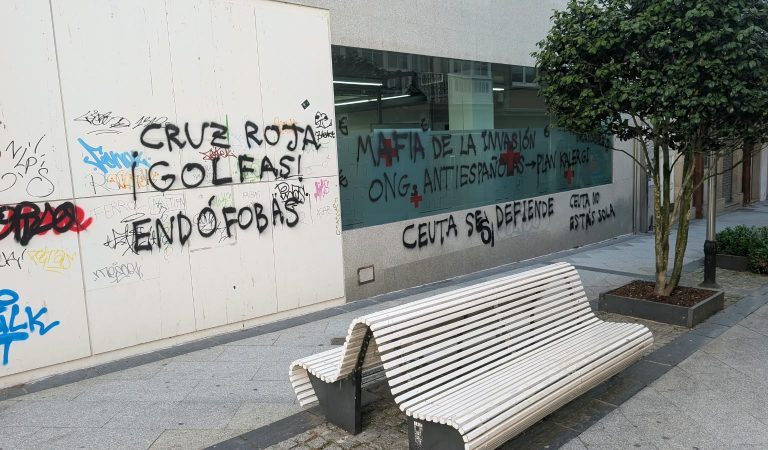 Sede de la Cruz Roja con pintadas Fascistas