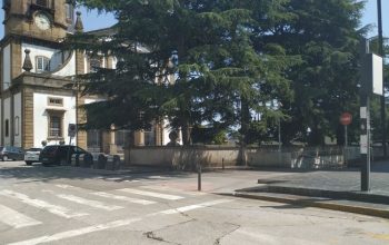 calle de la iglesia y aparcamiento