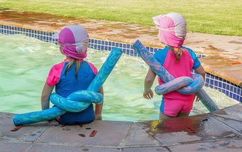 niños piscina