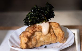 Gyoza frita rellena de cocido, consomé, kale y garbanzos crujientes