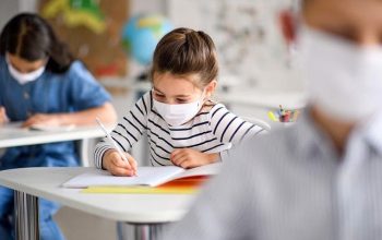 colegio mascarillas clase niños