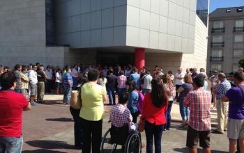Concentración delante del concello de Narón en apoyo a las víctimas y familiares del accidente ferroviario de Santiago de Compostela