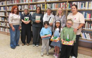 Los premiados junto a la bibliotecaria local y las concelleiras de Cultura e Sanidade