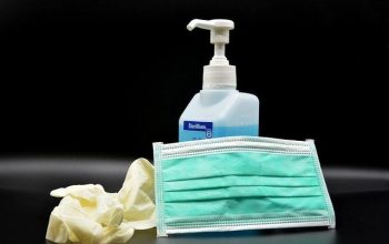 guantes, mascarilla, gel desinfectante