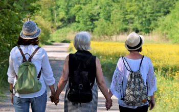 mujeres mayores adultas naturaleza caminata