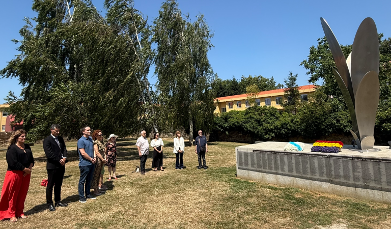 La fiscal Dolores Delgado en un homenja al memorial de las víctimas del franquismo en  Canido