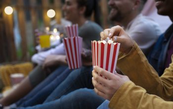 jovenes-amigos-divirtiendose-en-el-cine-al-aire-libre