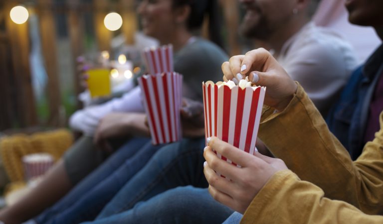 jovenes-amigos-divirtiendose-en-el-cine-al-aire-libre