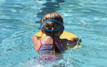 niños piscina