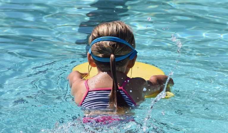 niños piscina